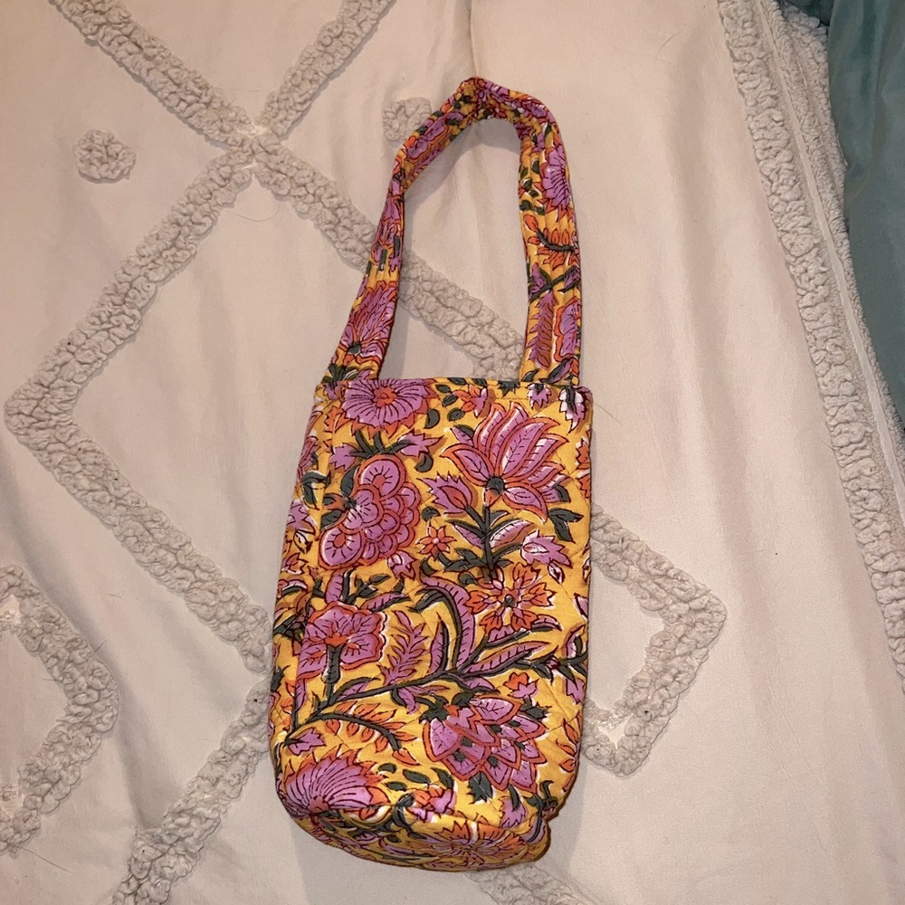 Wine bottle carrier